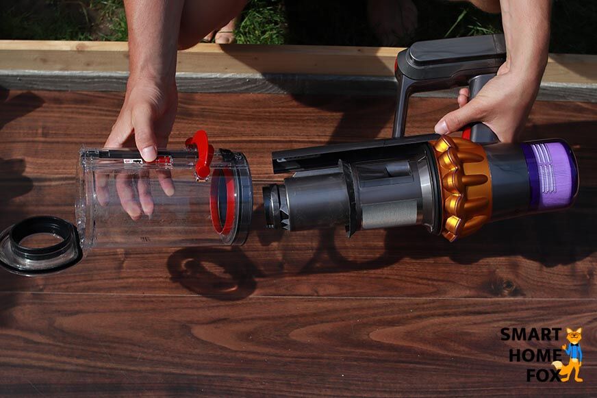 Removing and cleaning the dirt container